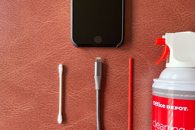Comment nettoyer le port de charge d'un iPhone et éliminer l'eau qu'il contient: tous nos conseils pratiques