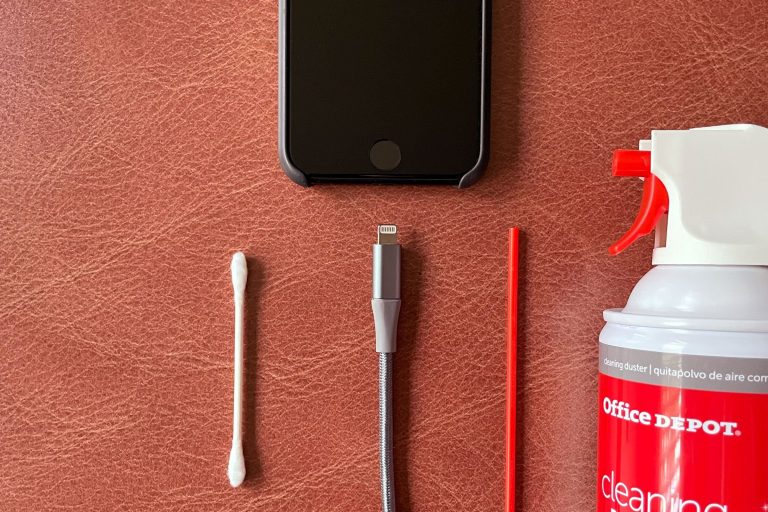 Comment nettoyer le port de charge d’un iPhone et éliminer l’eau qu’il contient: tous nos conseils pratiques