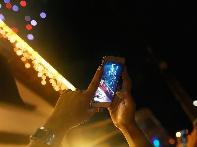 Comment prendre des photos sublimes de feux d'artifice avec votre téléphone : astuces et conseils à connaître